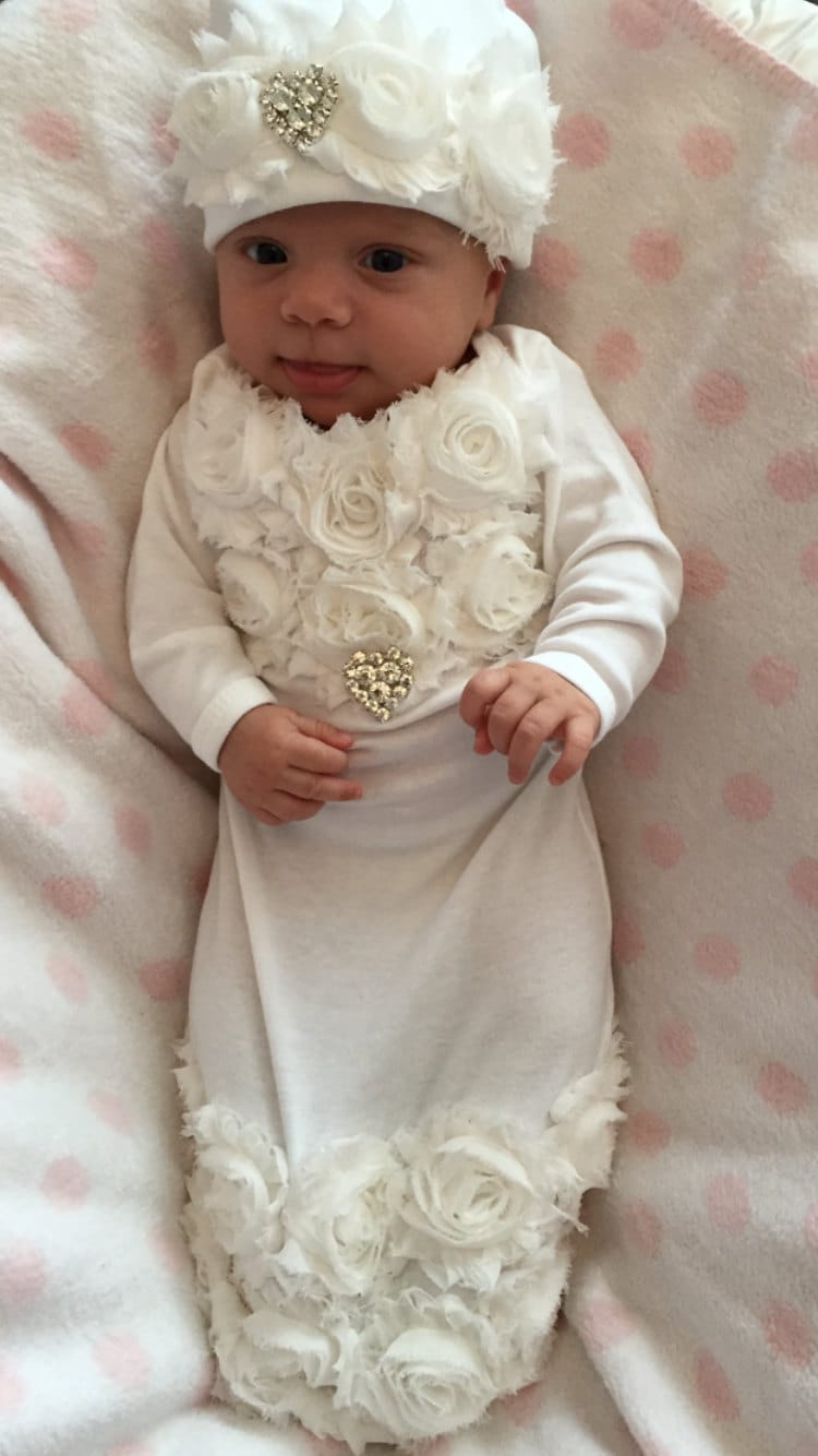 Baby Mädchen Coming Home Kleid Weiße Baumwolle, Shabby Chiffon Blumen von MyLolliflopsLLC