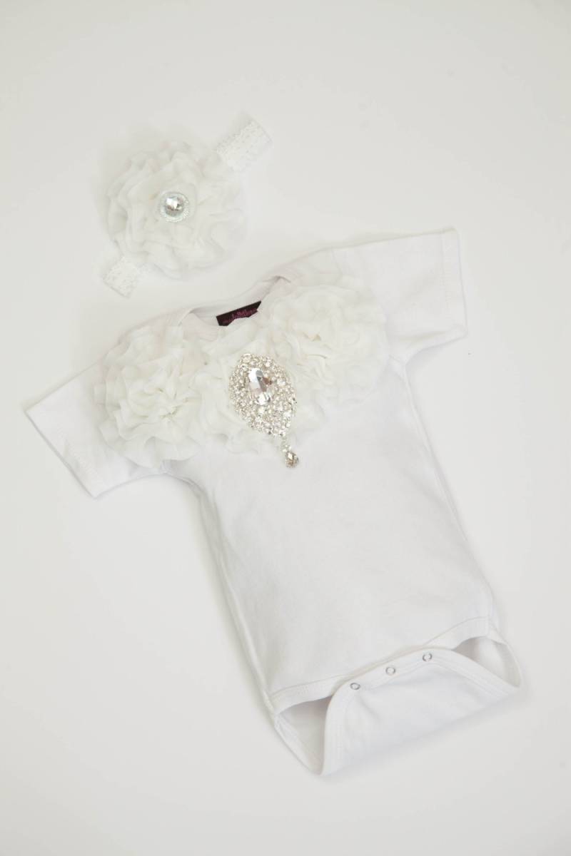 Baby Mädchen Einteiler Kurzarm Weiß Set Aus Chiffon Und Großem Medaillon von MyLolliflopsLLC