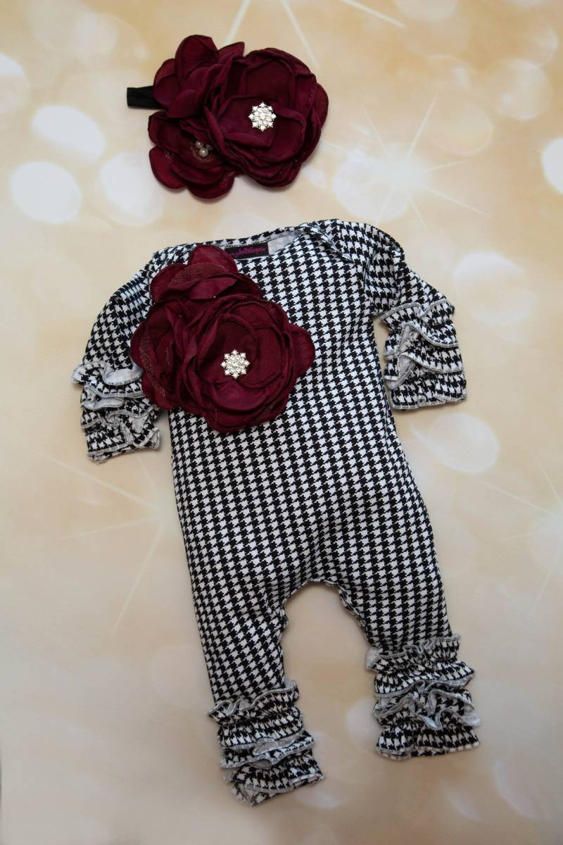 Baby-Mädchen Hahnentritt-Rüschen Säuglingsausstattung Baumwolle Baby-Strampler Mit Großer Blume Auf Der Brust Und Passenden Stirnband von MyLolliflopsLLC