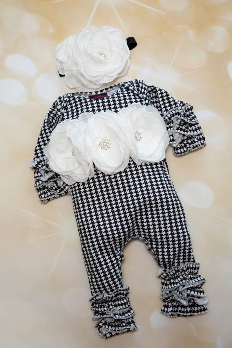 Baby-Mädchen Hahnentritt-Säuglings-Rüschen-Layette-Baumwoll-Baby-Spielanzug Mit Chiffon Auf Der Brust Und Verfügbarem Stirnband von MyLolliflopsLLC