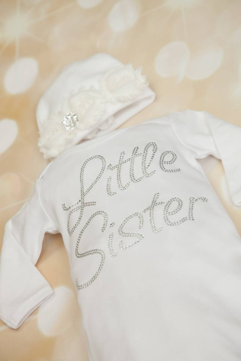 Baby Mädchen Kleine Schwester Kleid Weiß Baumwolle Babykleid Mit Off White Chiffon Und Strass von MyLolliflopsLLC