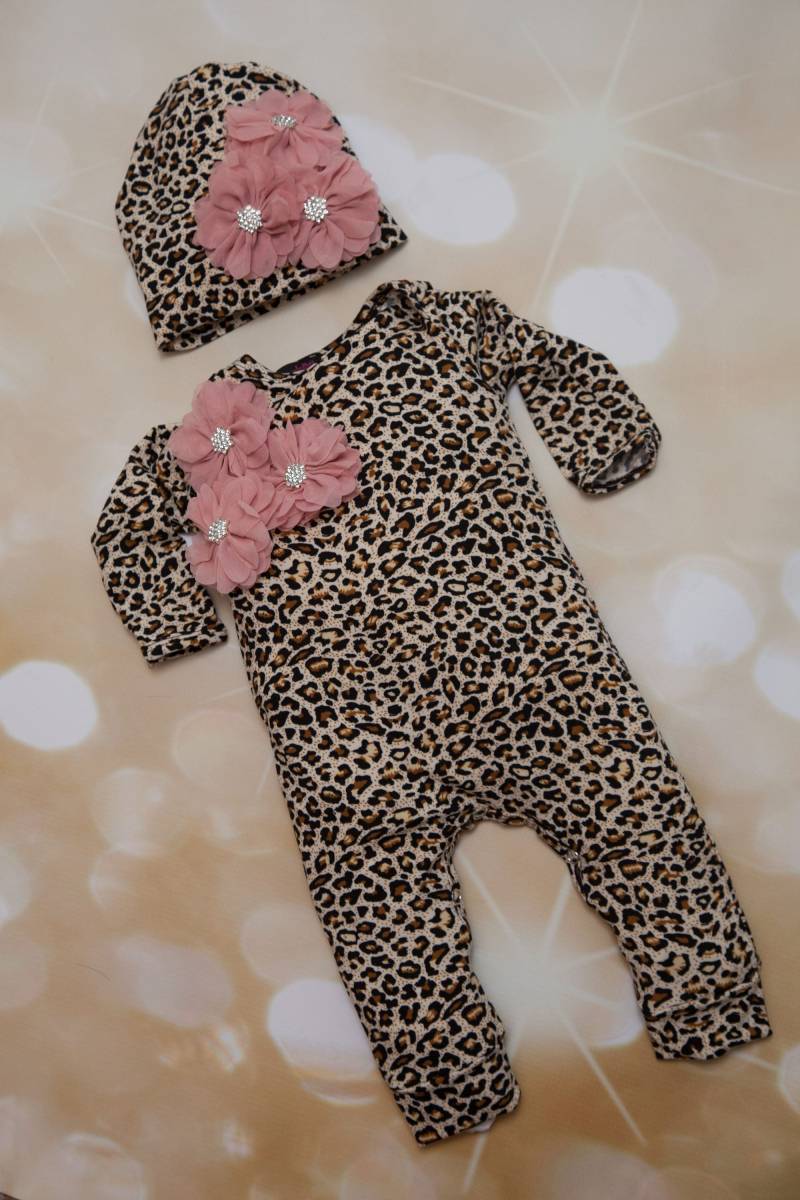Baby Mädchen Leopard Strampler Säugling Layette Baumwolle Mit Cluster Chiffon Auf Der Brust Und Passenden Hut von MyLolliflopsLLC