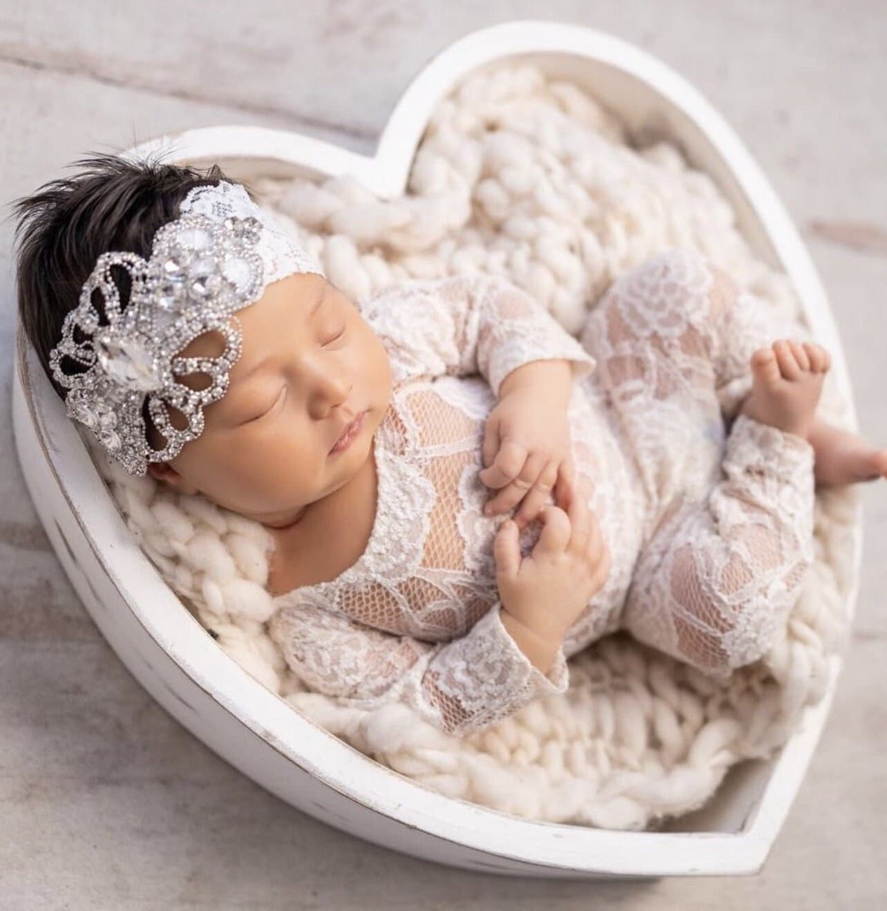 Baby Mädchen Neugeborenen Off Weiße Spitze Klare Strass Stirnband Säugling Foto Requisite von MyLolliflopsLLC