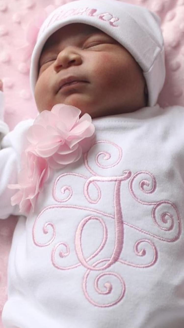 Baby-Mädchen-Personalisierte Geschenk Neues Baby-Geschenk Baby-Dusche-Geschenk-Set Weiß Neugeborenen Strampler-Set Mit Schönen Rahmen Und von MyLolliflopsLLC