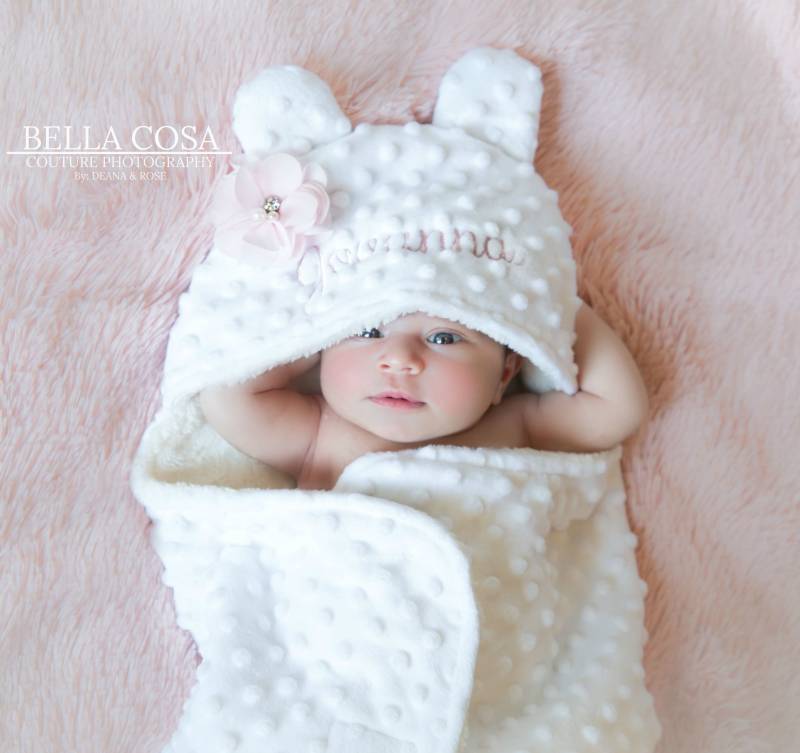 Baby Mädchen Personalisierte Pink Swaddle Decke Rosa Säugling Minky Mit Personalisierter Kapuze Soft Erhalten von MyLolliflopsLLC