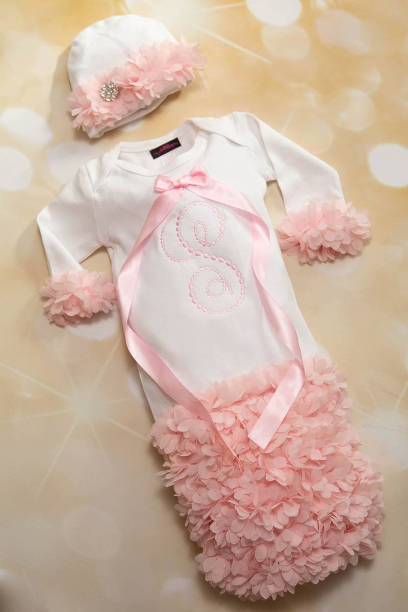 Baby Mädchen Personalisierte Take Home Outfit Säugling Stickerei Weiße Baumwolle Kleidchen Mit Rosa Chiffon von MyLolliflopsLLC