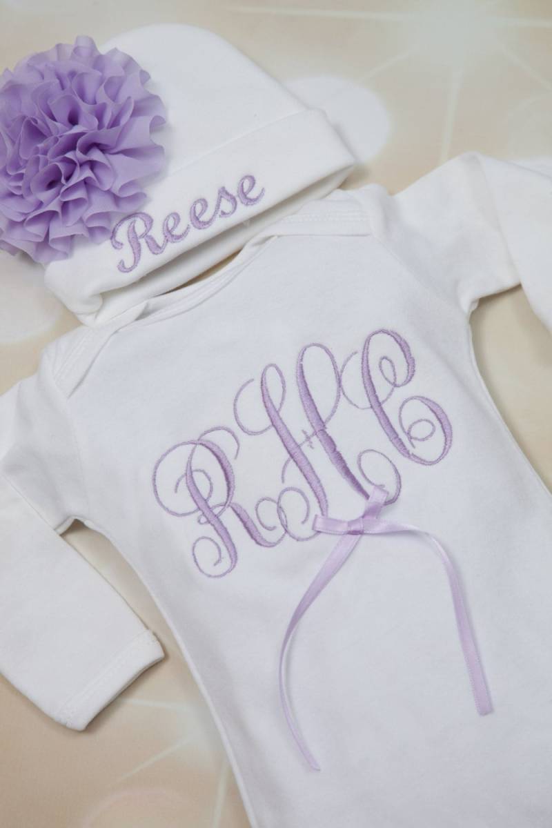 Baby-Mädchen-Personalisiertes Kleid-Baby-Mädchen-Kleid-Set Weißes Besticktes Säuglings-Kleid-Monogramm-Set Und Passender Hut von MyLolliflopsLLC