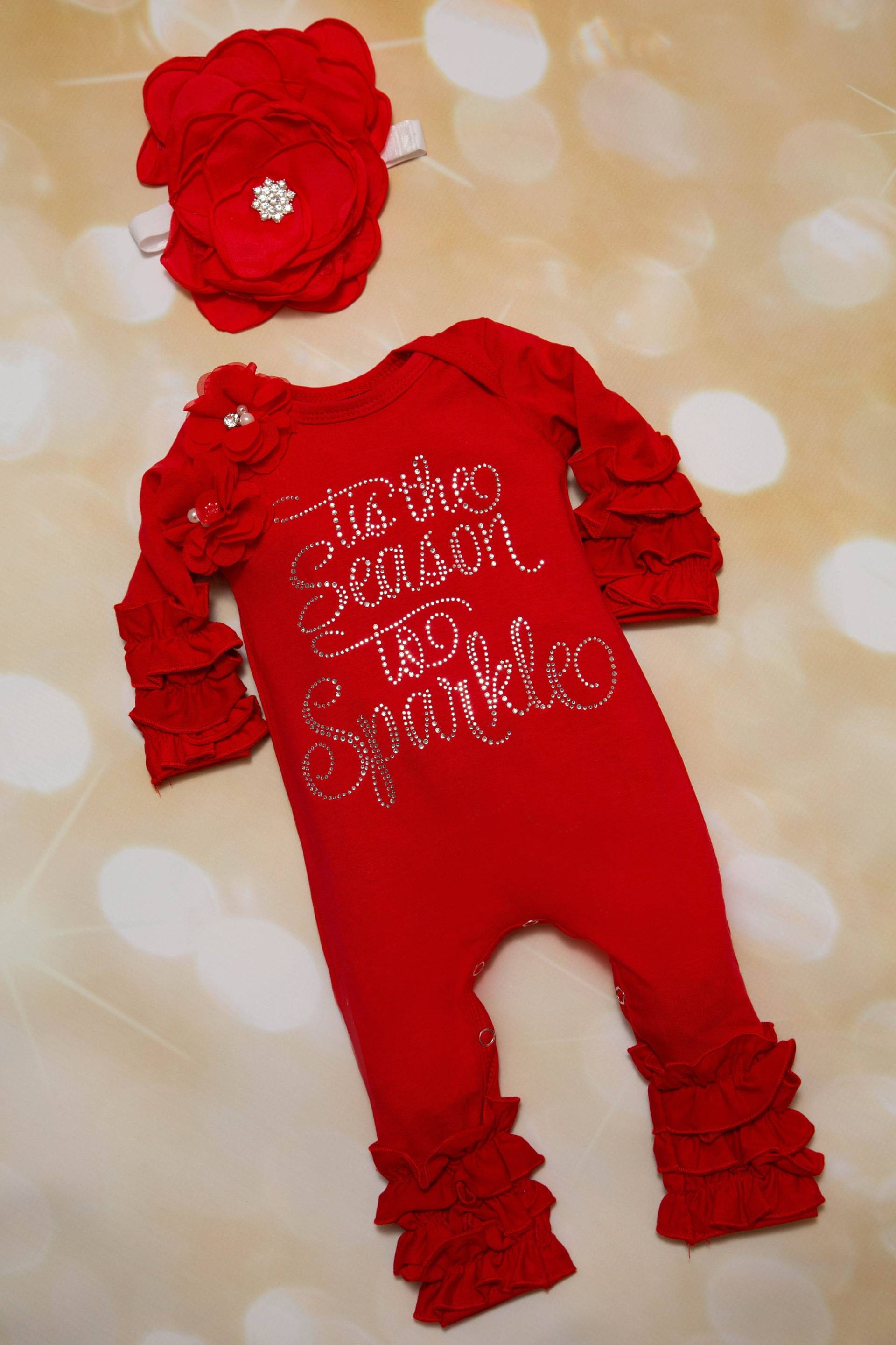 Baby Mädchen Rot Strampler Urlaub Rüschen Rot Säugling Baumwolle Tis Die Jahreszeit Zu Funkeln Applikation Auf Der Brust Und Passenden Stirnband von MyLolliflopsLLC