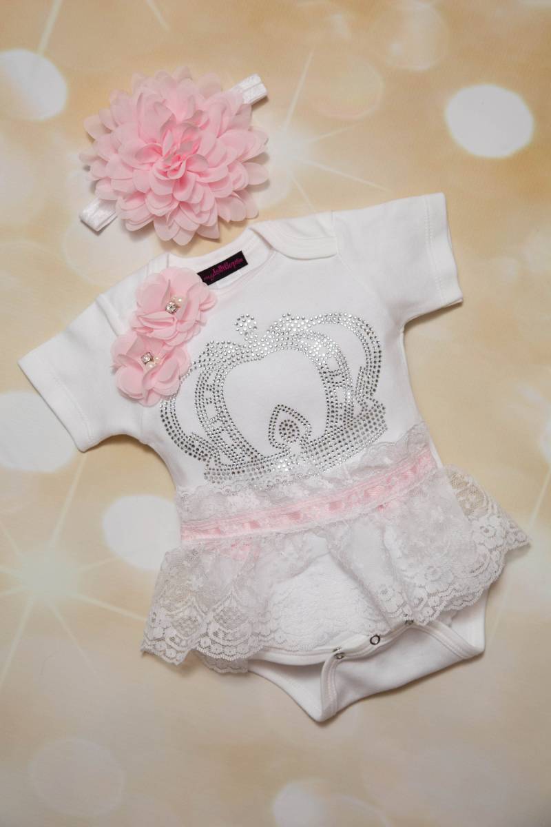 Baby Mädchen Royal Prinzessin One Piece Set Weiß Kurz Ärmel Mit Strass Krone Und Spitze von MyLolliflopsLLC