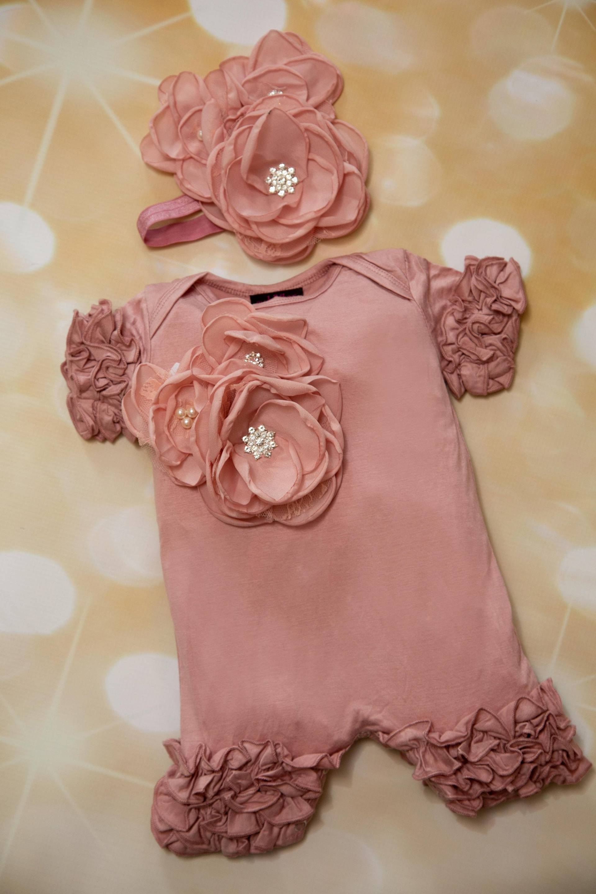 Baby-Mädchen-Rüschen Mauve Baby-strampler Mit Großer Blume von MyLolliflopsLLC