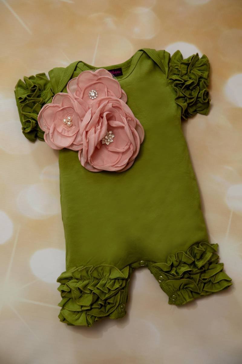 Baby-Mädchen-Rüschen Olivegrün-Baby-strampler-Kurzschluss-Hülsen-Säuglings-strampler Mit Großer Blume von MyLolliflopsLLC