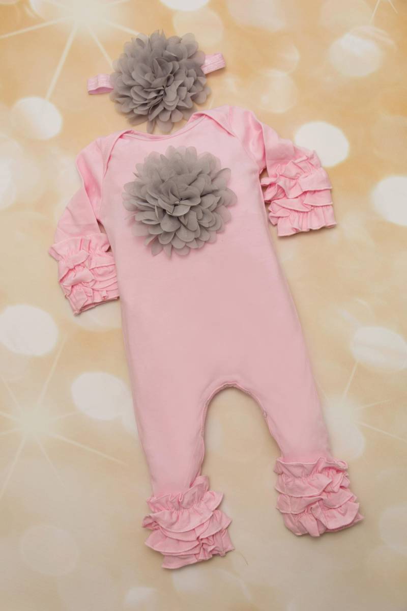 Baby Mädchen Rüschen Rosa Säugling Layette Baumwolle Strampler Mit Großen Chiffon Auf Der Brust Und Passenden Stirnband von MyLolliflopsLLC