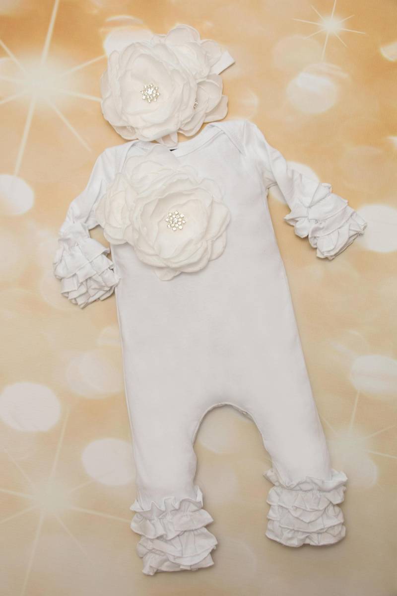 Baby Mädchen Rüschen Weiß Säugling Layette Baumwolle Strampler Mit Große Chiffon Auf Der Brust Und Passenden Stirnband von MyLolliflopsLLC