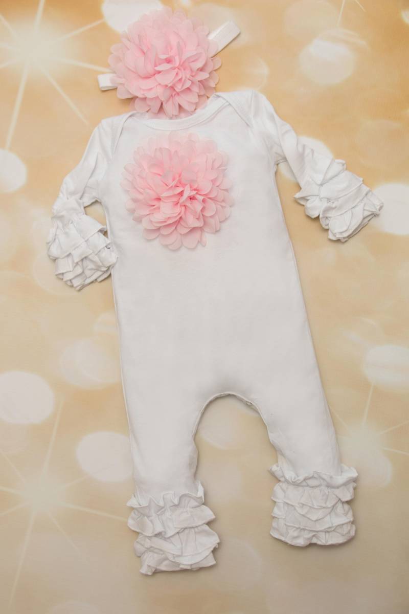 Baby Mädchen Rüschen Weiß Säugling Layette Baumwolle Strampler Mit Große Chiffon Auf Der Brust Und Passenden Stirnband von MyLolliflopsLLC