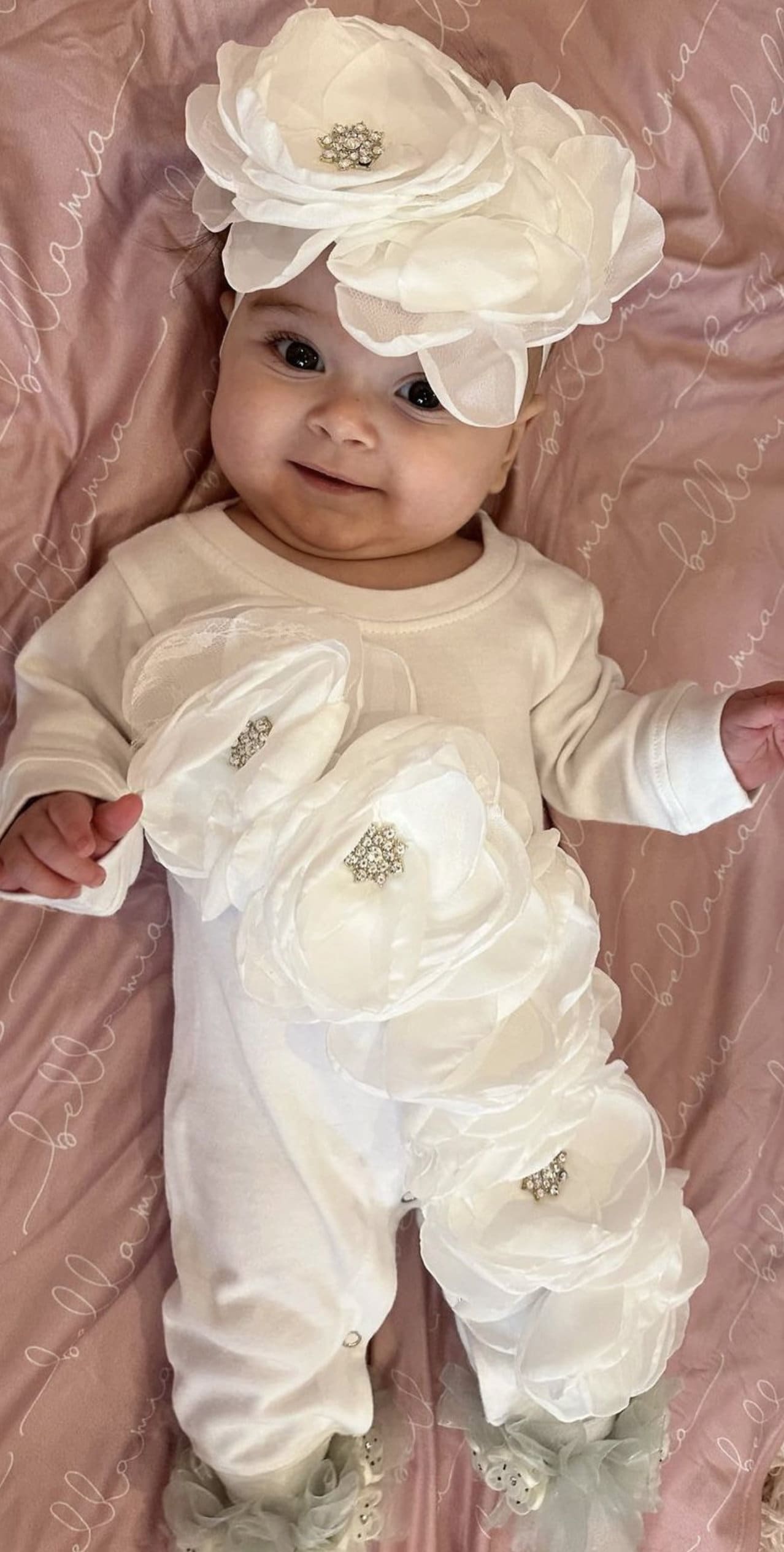 Baby Mädchen Säugling Layette Weiß Strampler Mit Off White Große Blumen Und Strass von MyLolliflopsLLC