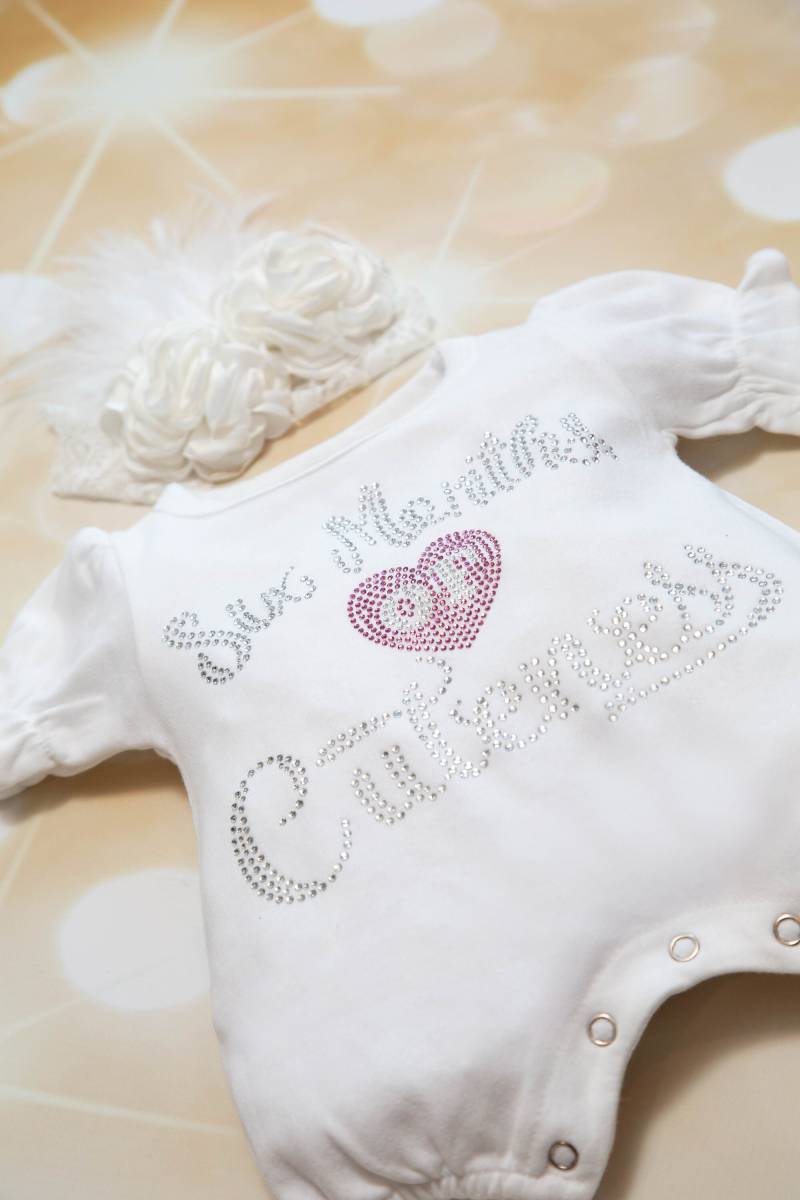 Baby Mädchen Sechs Monate Niedlichkeit Bubble Romper Baumwolle Babystrampler Mit Großen Strassapplikationen Auf Der Brust Und Cremefarbenes von MyLolliflopsLLC