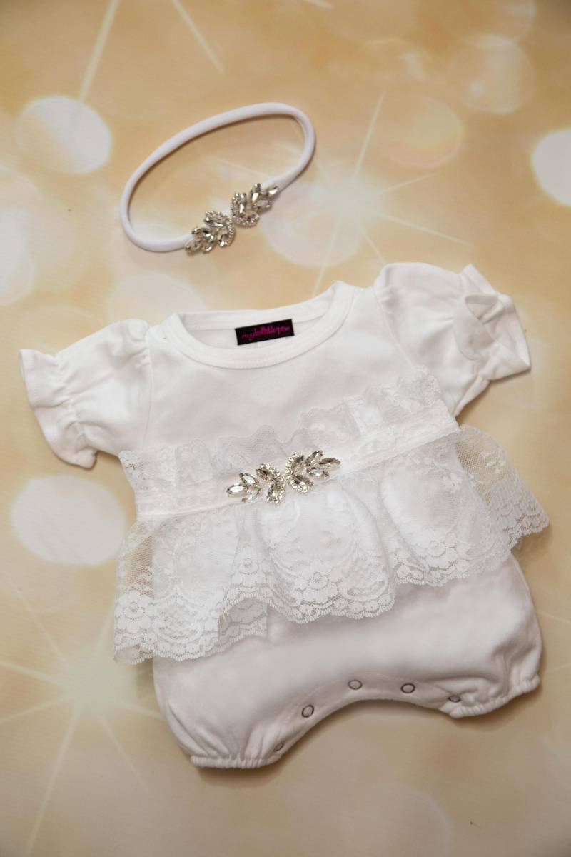 Baby Mädchen Spitze Strampler Säugling Layette Weiß Baumwolle Bubble Romper Mit Strass von MyLolliflopsLLC