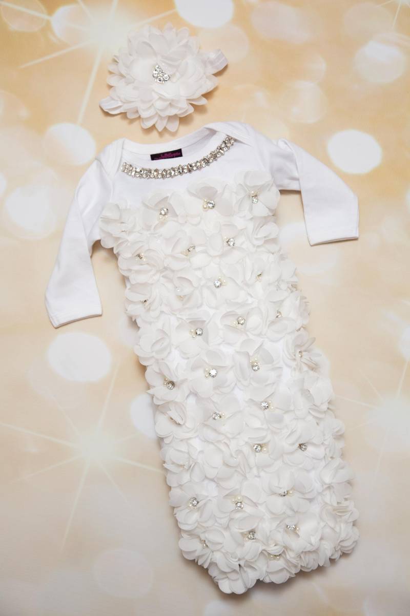 Baby Mädchen Take Home Outfit Säugling Layette Weißes Baumwoll Kleidchen Mit Weißen Chiffon Blumen Und Strasssteine Passenden Stirnband von MyLolliflopsLLC
