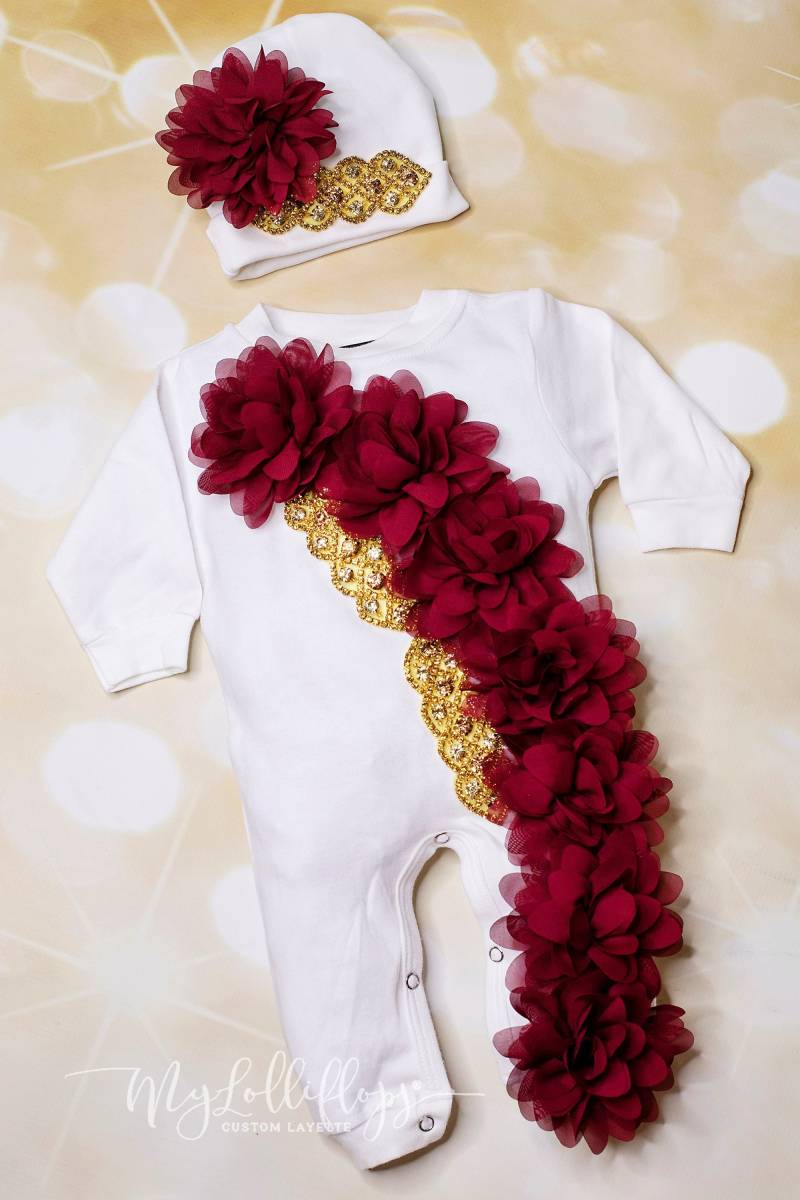 Baby Mädchen Urlaub Säugling Layette Weiß Baumwolle Strampler Mit Burgunder Chiffon Blumen Und Gold Strass Passenden Hut von MyLolliflopsLLC