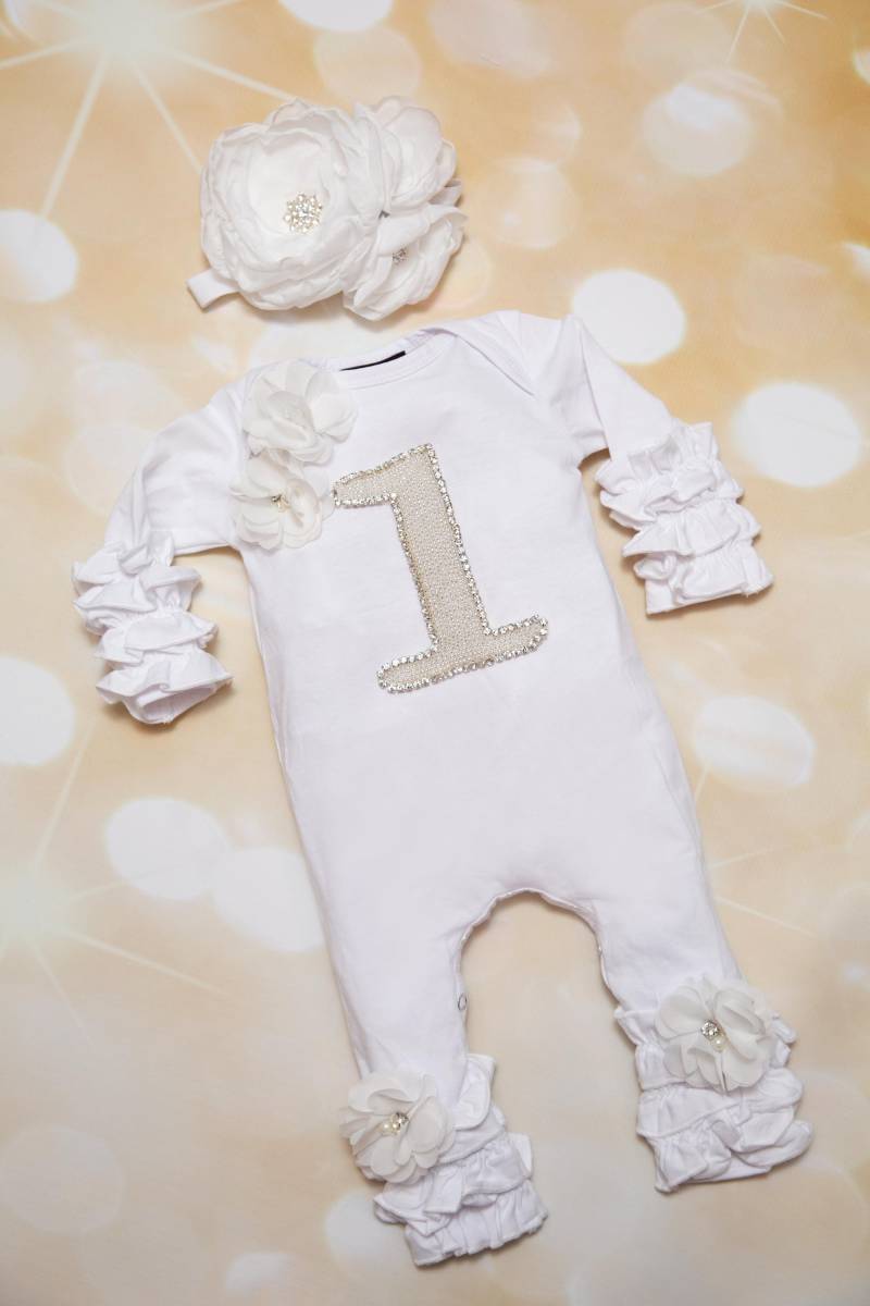 Baby Mädchen Weiß Rüschen Baumwolle Strampler Mit Geburtstag Strass Eins Und Passenden Stirnband von MyLolliflopsLLC