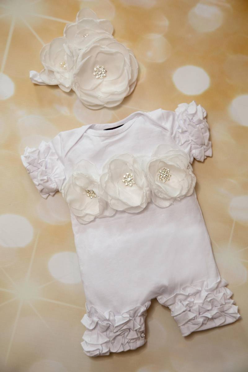Baby Mädchen Weiß Rüschen Strampler Kurzarm Kleinkind Einteiler Mit Großen Blumen von MyLolliflopsLLC