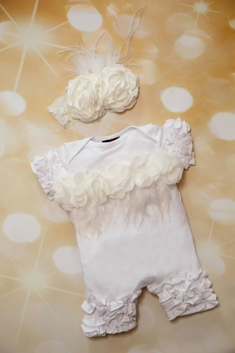 Baby Mädchen Weiß Rüschen Strampler Kurzarm Säugling Einteiliger Mit Großen Feder Blumen von MyLolliflopsLLC