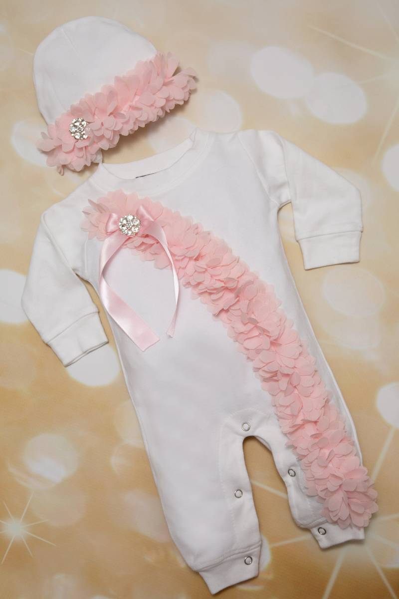 Baby Mädchen Weiß Säugling Layette Baumwolle Langarm Strampler Mit Flauschigen Band Chiffon Trim Kommt Passenden Hut von MyLolliflopsLLC