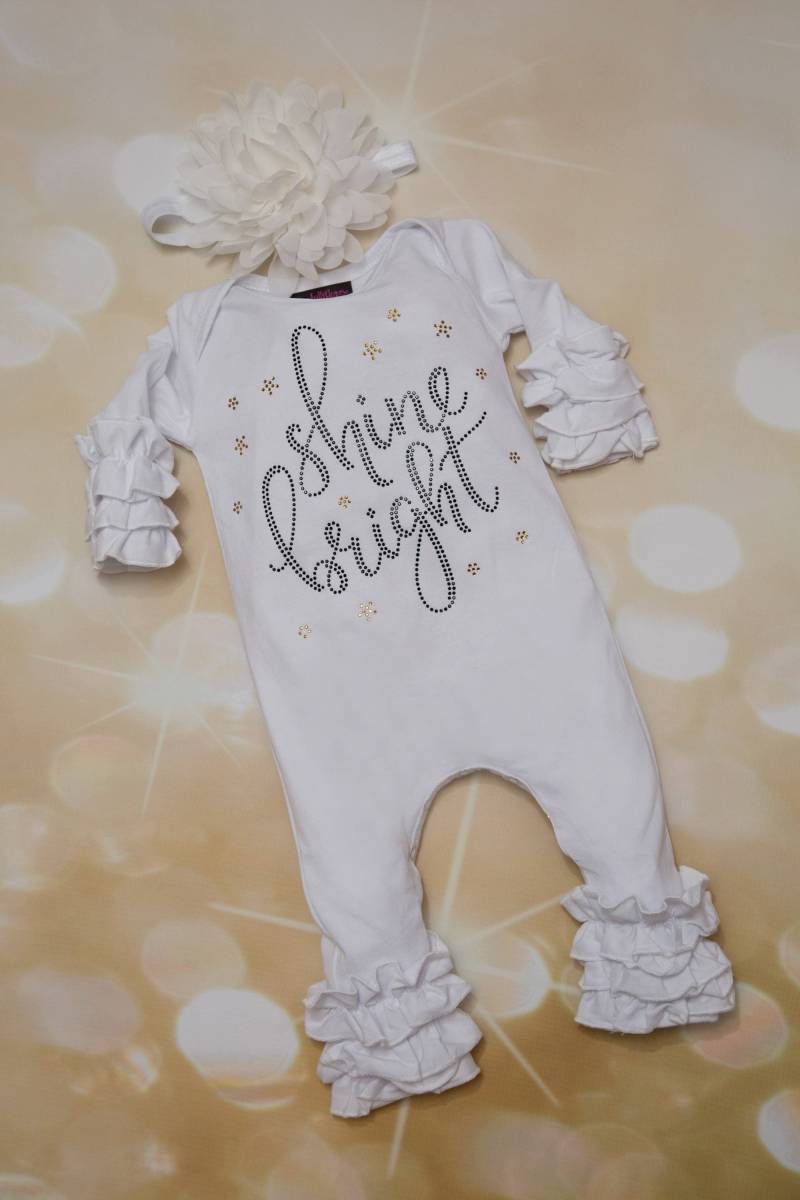 Baby-Rüschen-Strampler-Glanz-Heller Im Schwarz Und Gold Rhinestones-Säuglings-Gerüschter Layette-Baumwollbaby-Spielanzug Mit Passenden Stirnband von MyLolliflopsLLC