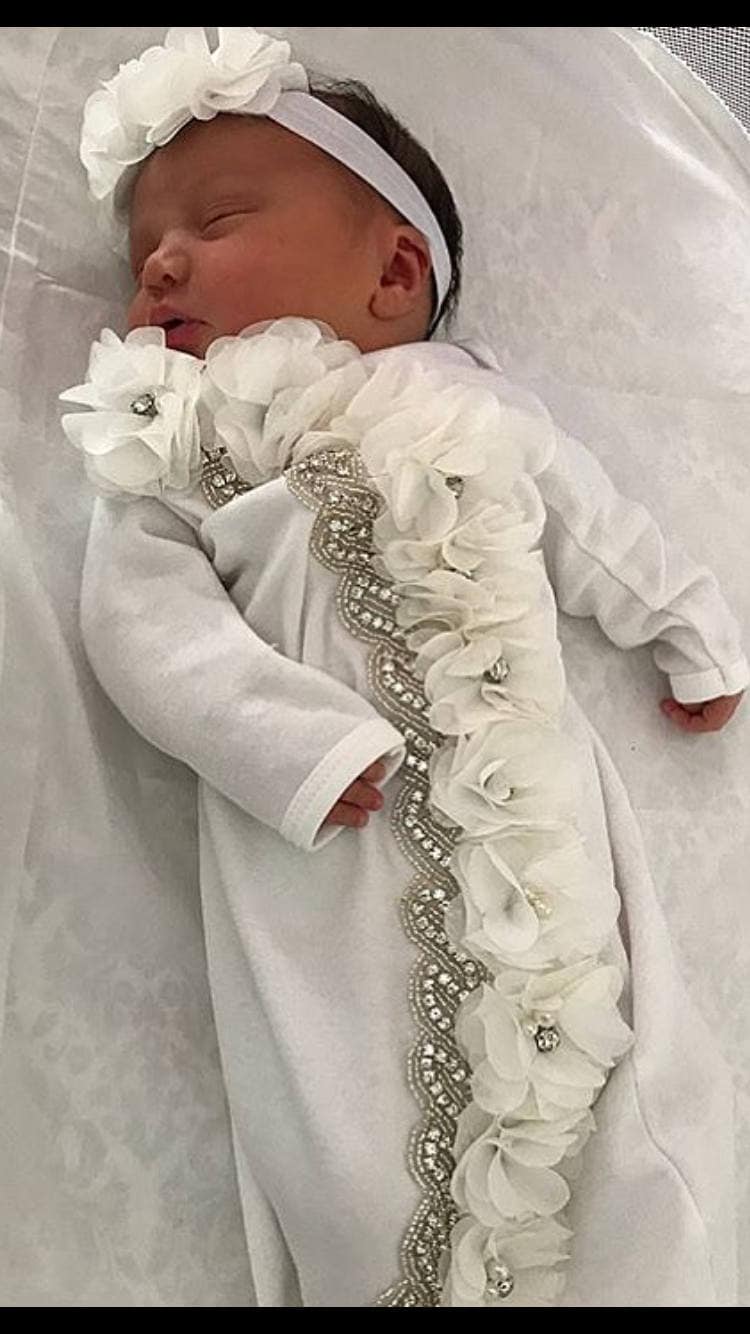 Baby-Take Home Outfit, Säugling Baby Latzhose Weißes Baumwoll Kleidchen Mit Off-Weißen Chiffon Blumen Und Strasssteinen von MyLolliflopsLLC