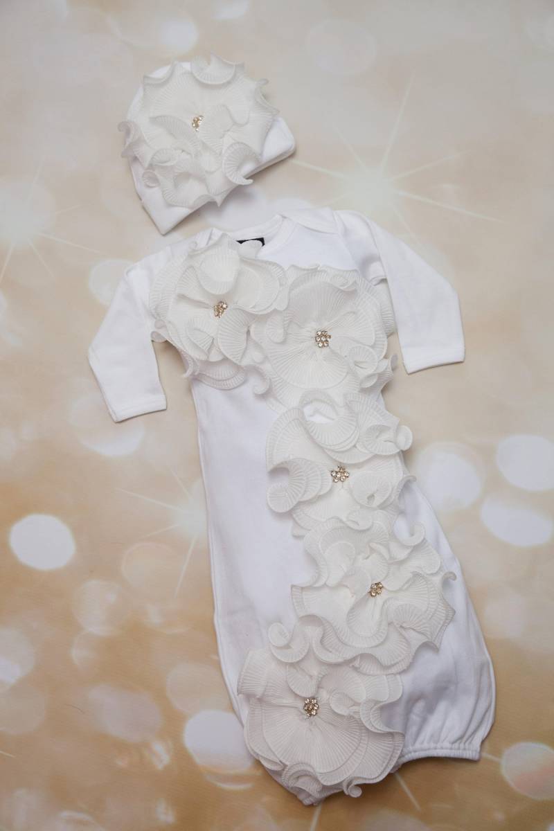 Baby-Take-Home-Outfit Neues Baby-Geschenk Baby-Mädchen-Babyausstattung Babby-Mädchen-Dusche-Geschenk Baby-Kleid Mit Großen Weißen Blumen Und Strass von MyLolliflopsLLC