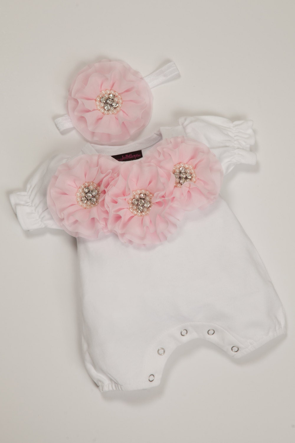 Bubble Romper Baby Mädchen Strampler Set Weiß Säugling One Piece Mit Chiffon Und Passenden Stirnband Bubble Romper Baby Mädchen Strampler Set Weiß Säugling One Piece Mit Chiffon Und Passenden Stirnband von MyLolliflopsLLC