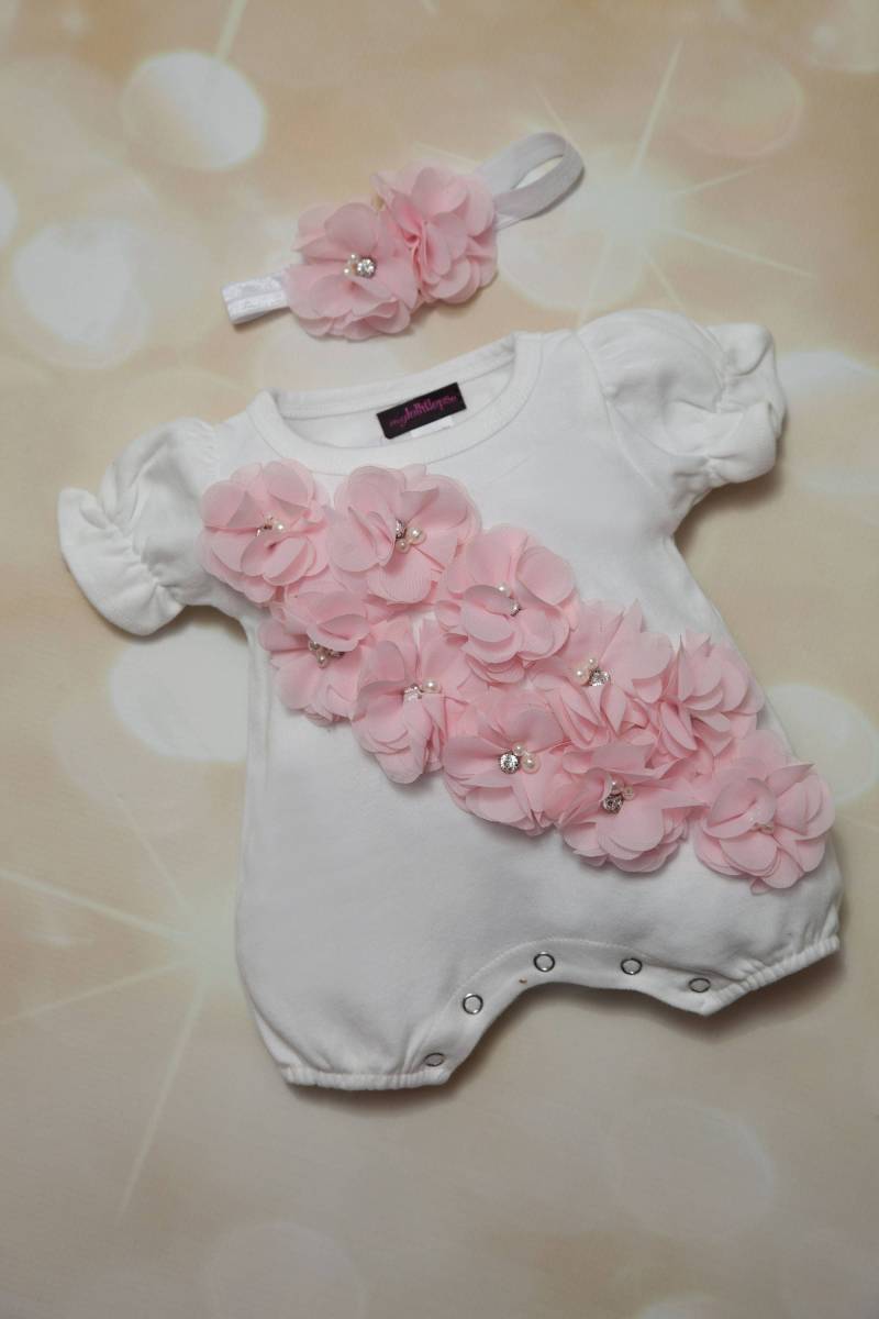 Baby Mädchen Strampler Set Weißer Einteiler Mit Chiffon Blumen Und Haarband von MyLolliflopsLLC