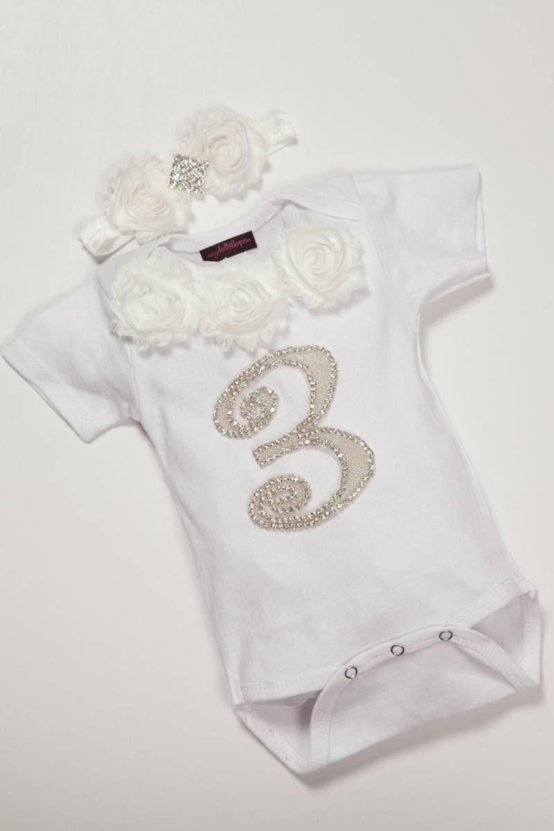 Drei Monate Altes Säuglings-Baby-Einteiler-Set, Weiß, Kurzarm, Set Mit Chiffon Und Strasssteinen von MyLolliflopsLLC