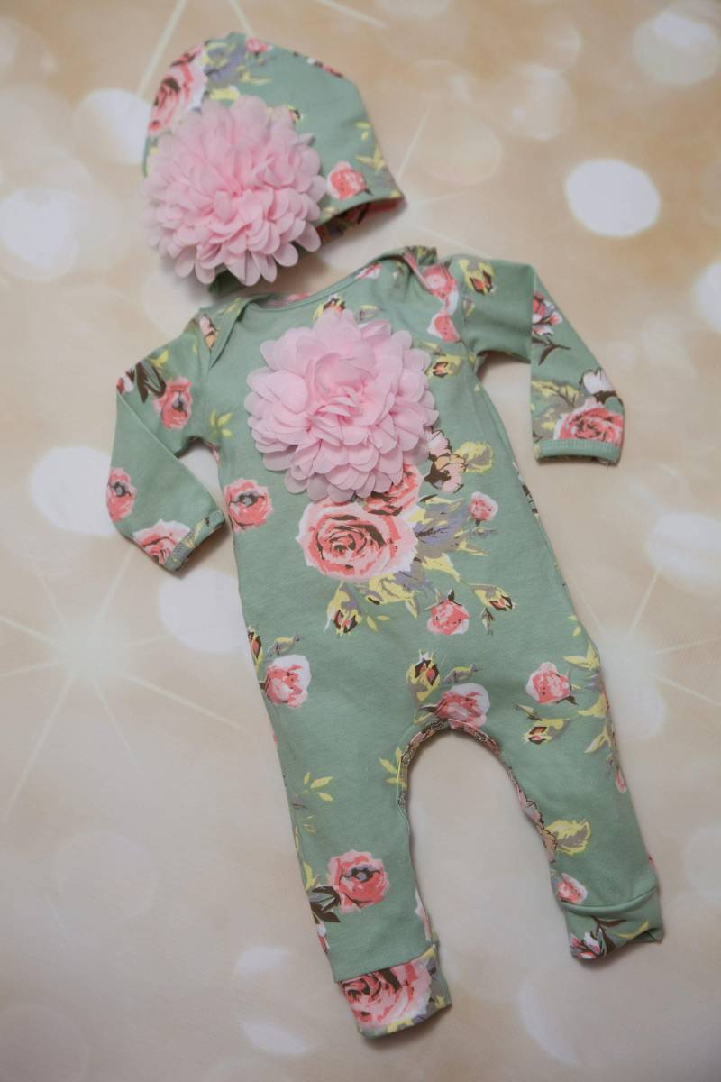 Floral Säugling Layette Baumwolle Baby Strampler Mit Cluster Chiffon Auf Der Brust Und Passenden Hut von MyLolliflopsLLC