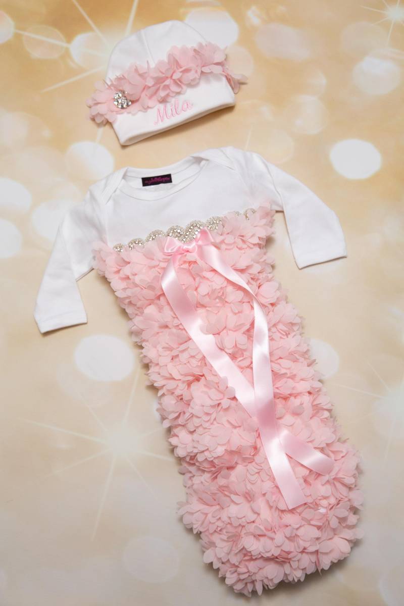 Individuelles Baby Geschenk Mädchen Personalisiertes Nach Hause Kommen Outfit Neugeborene Weiße Baumwolle Kleid Mit Rosa Chiffon Und Strasssteine von MyLolliflopsLLC