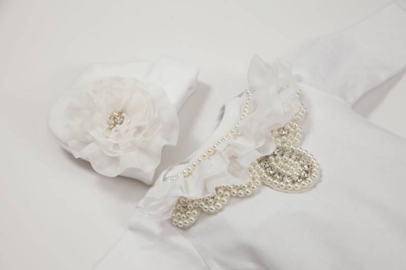 Neugeborenen Baby Layette Weiß Säugling Baumwolle Kleid Mit Cremefarbenen Chiffon, Perle Und Strass Kragen von MyLolliflopsLLC