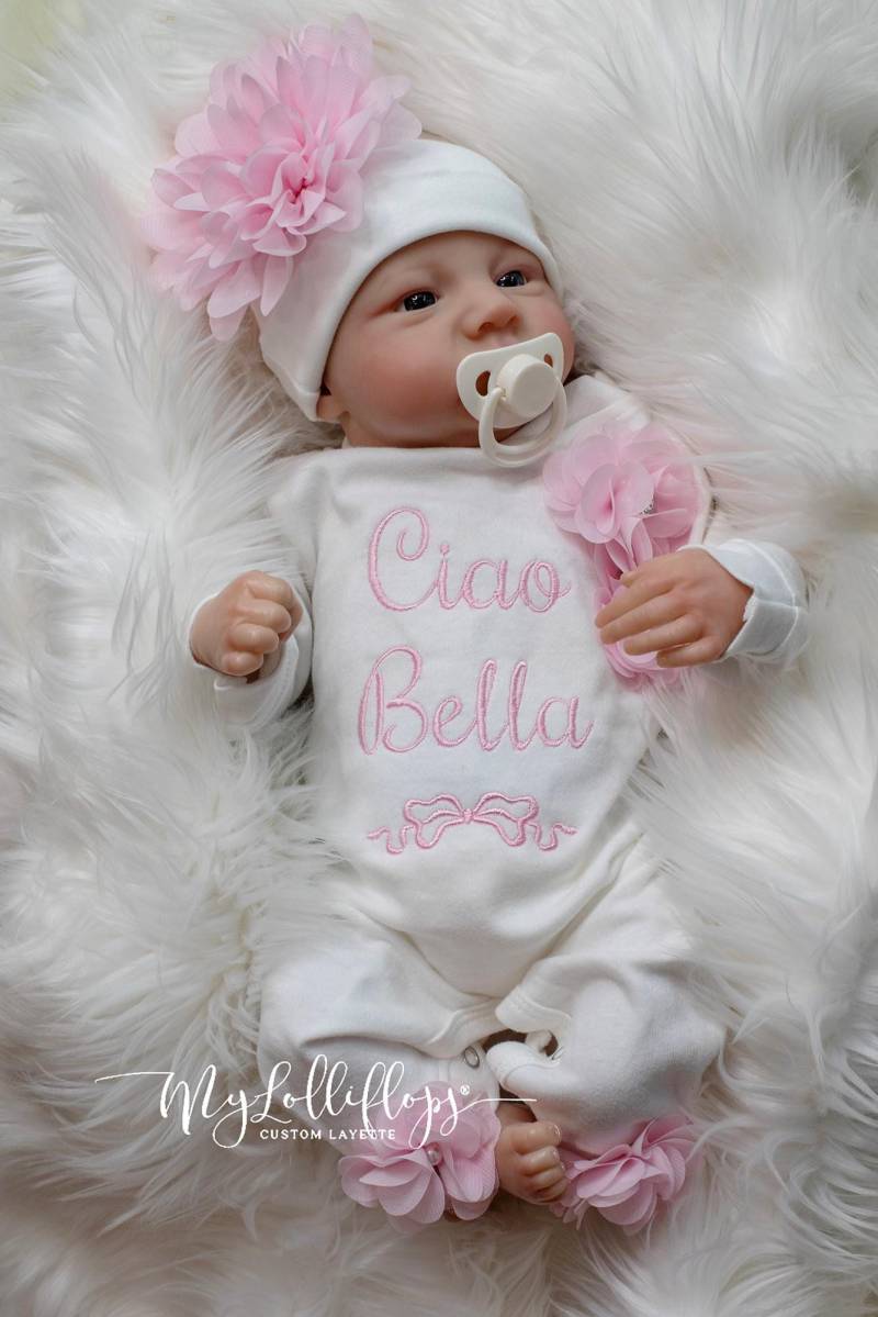 Neugeborenes Mädchen "Ciao Bella' Strampler Mit Mütze, Babypartygeschenk von MyLolliflopsLLC