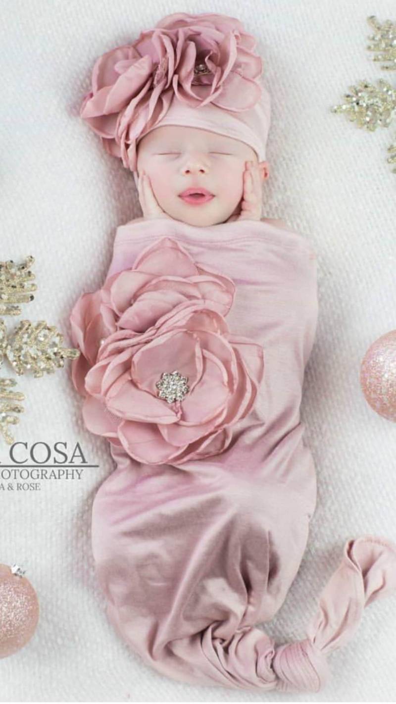 Neugeborenen Baby Mädchen Geschenk Rose Sack Dusche Mauve Säugling Babyausstattung Baumwolle Mit Großer Blume Auf Der Brust Und Passenden Hut von MyLolliflopsLLC