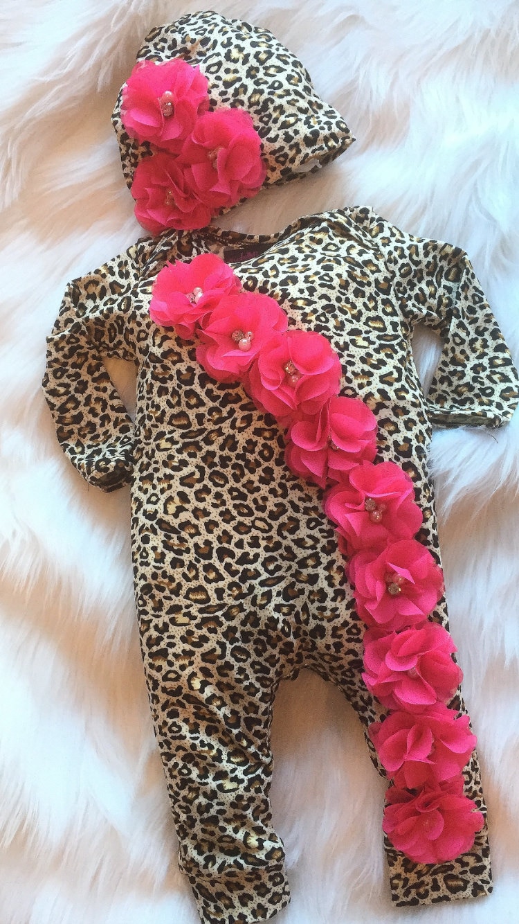 Neugeborenen Leopard Layette Baumwolle Baby Strampler Mit Chiffon Auf Der Brust Und Passenden Hut von MyLolliflopsLLC