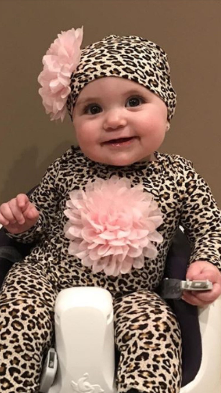 Neugeborenen Leopard Layette Baumwolle Baby Strampler Mit Chiffon Auf Der Brust Und Passenden Hut von MyLolliflopsLLC