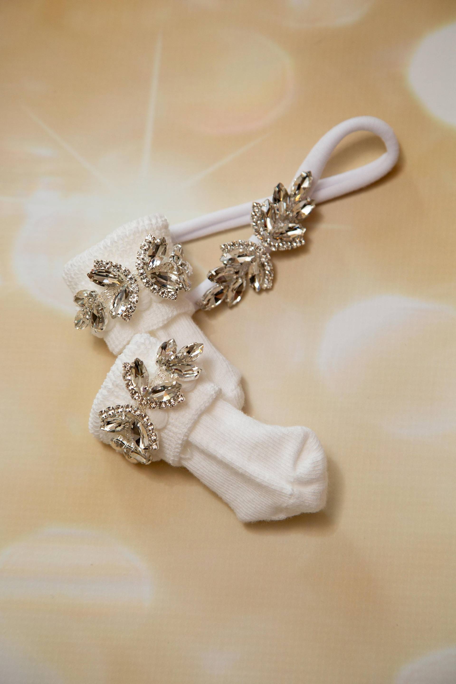 Neugeborenen Strass Stirnband Und Socken Set, Baby Mädchen Krankenhaus Outfit von MyLolliflopsLLC