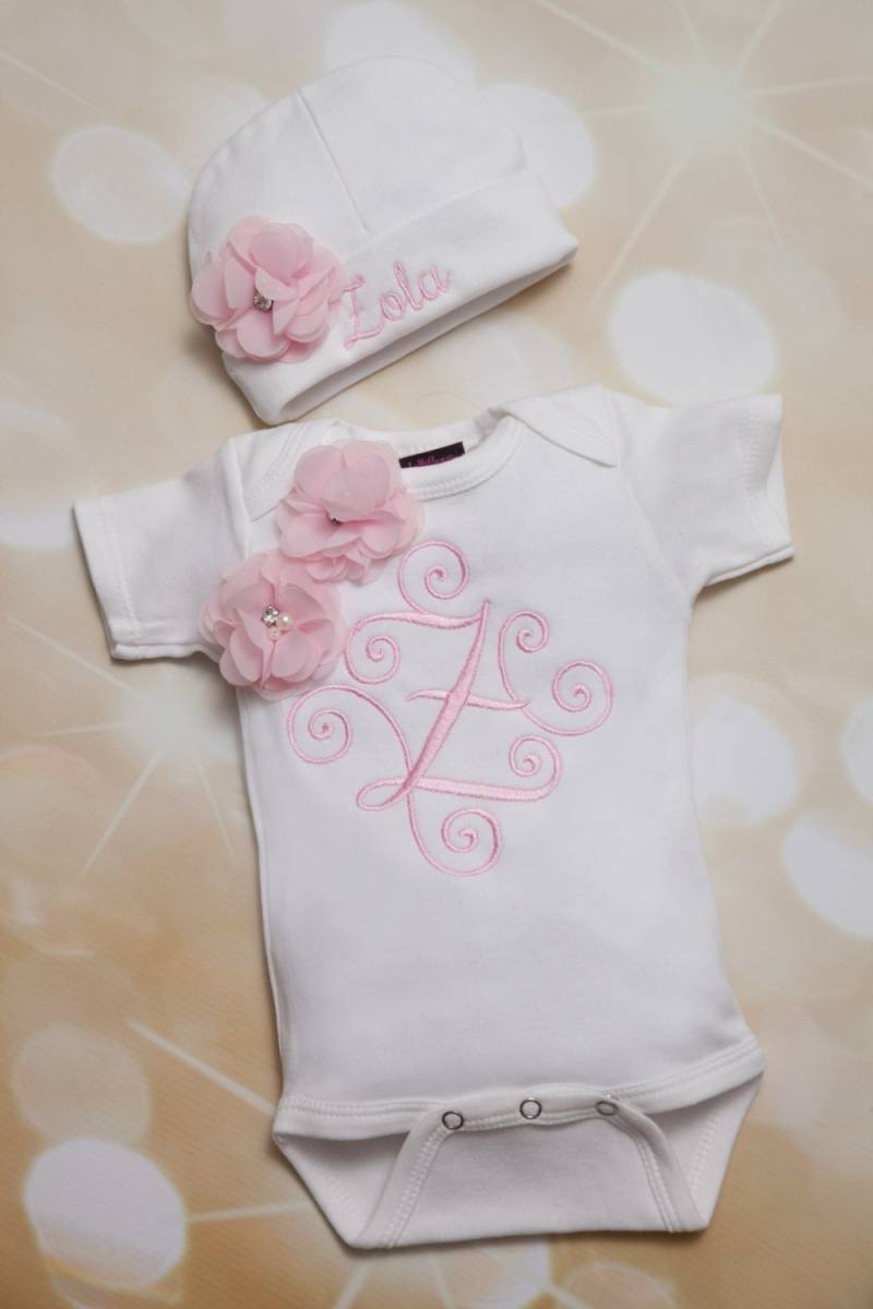 Personalisierte Baby Mädchen Einteiler Set Bestickt Säugling Kurzarm Und Passende Mütze von MyLolliflopsLLC
