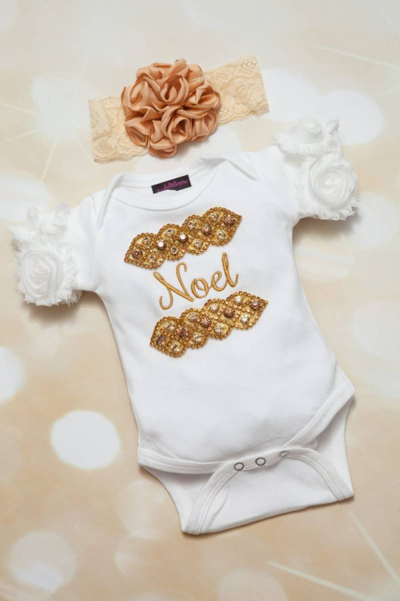 Personalisierte Säugling Baby Mädchen Einteiler Weiß Baumwolle Kurzarm Mit Gold Strass Rahmen von MyLolliflopsLLC