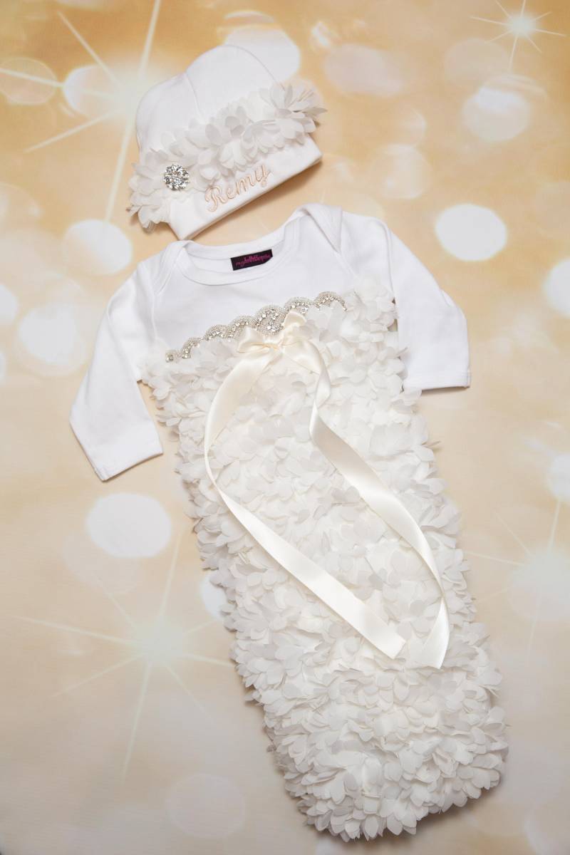Personalisiertes Baby-Geschenk Für Mädchen, Zum Mitnehmen, Säuglinge, Baby-Mädchen, Weißes Baumwoll-Babykleid Mit Cremefarbenem Chiffon Und von MyLolliflopsLLC