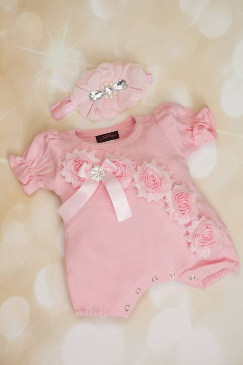 Rosa Baby Strampler Set Mit Chiffon Blumen Und Haarband von MyLolliflopsLLC
