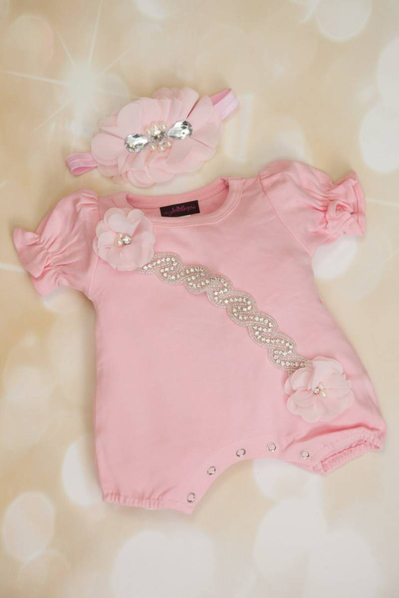 Rosa Bubble Romper Säuglingsausstattung Baumwolle Baby Strampler Mit Strass Und Chiffon Kommt Passenden Stirnband von MyLolliflopsLLC