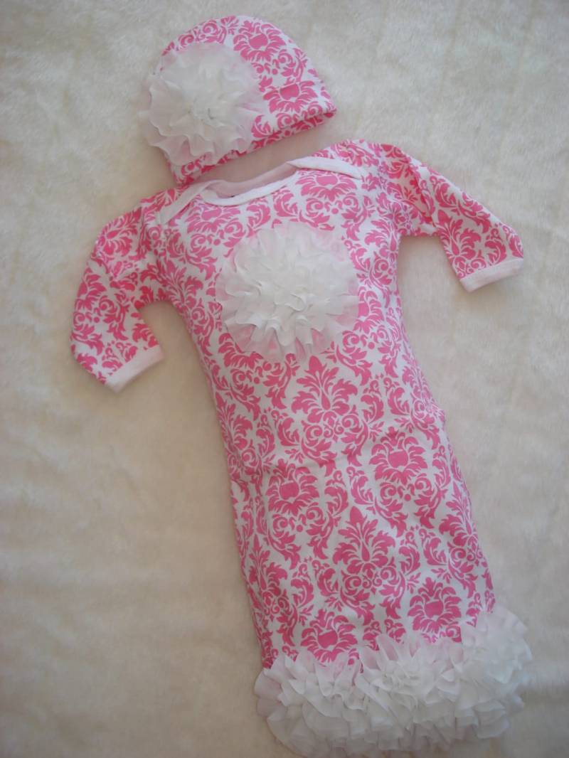 Rosa Damast Baby Kleid Mit Weißen Chiffonblüten von MyLolliflopsLLC