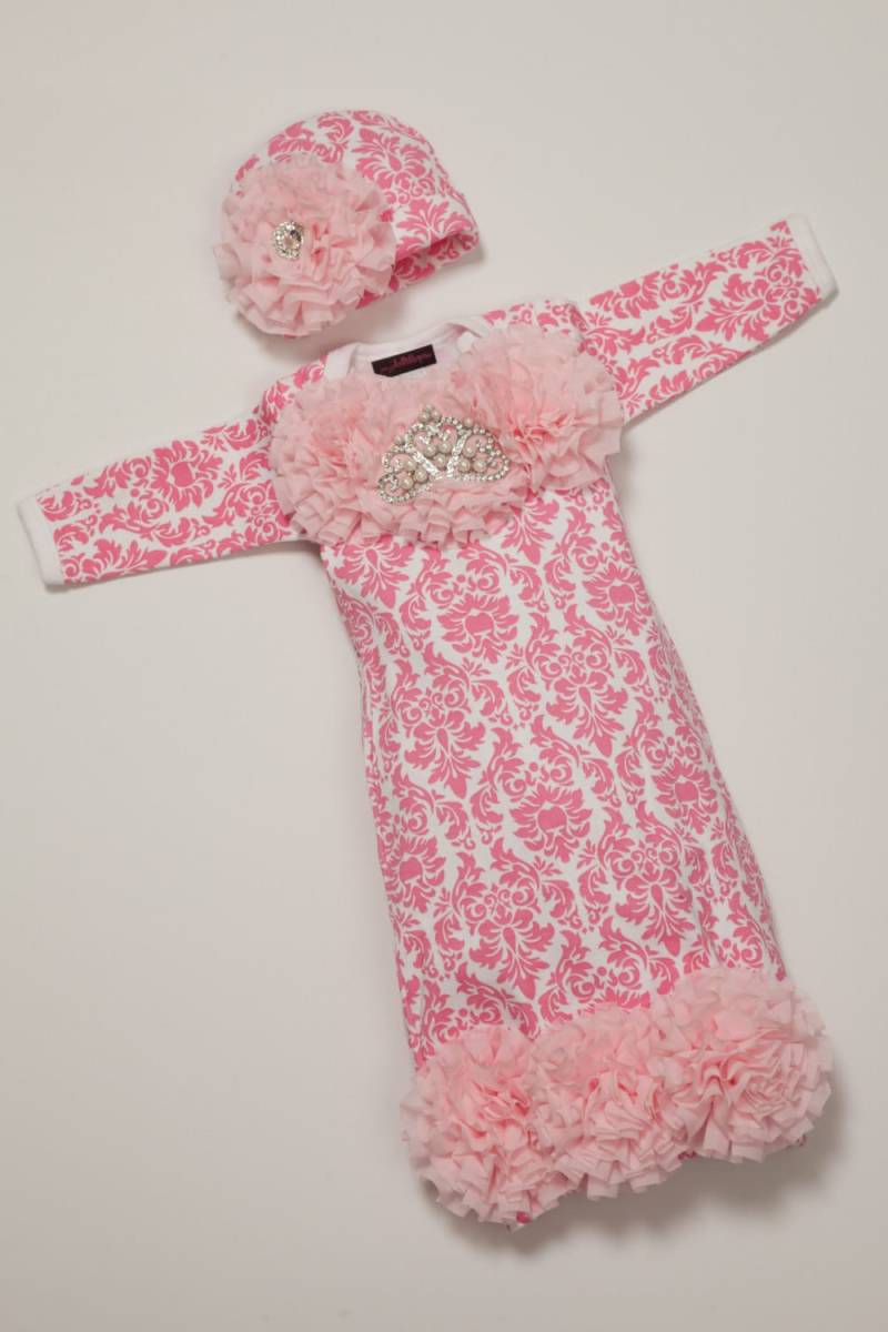 Rosa Damast Babykleid Mit Rosa Chiffon Blumen Und Strass Krone von MyLolliflopsLLC