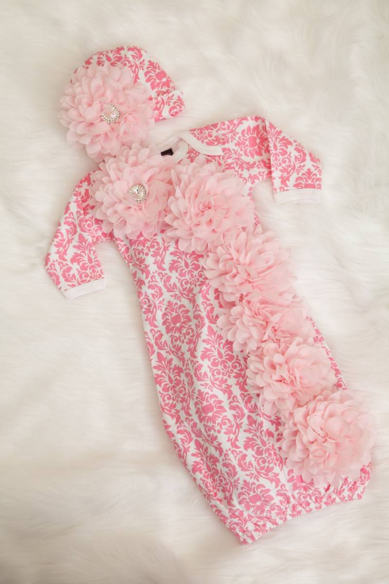 Rosa Damast-Säuglingsausstattungs-Baumwollbabykleid Mit Chiffonblumen Und Rhinestones Rosa Damast-Säuglingsausstattungs-Baumwollbabykleid Mit Chiffonblumen Und Rhinestones von MyLolliflopsLLC