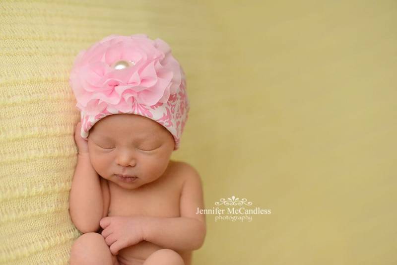 Rosa Damast Strickmütze Mit Chiffon Blume Und Perle von MyLolliflopsLLC